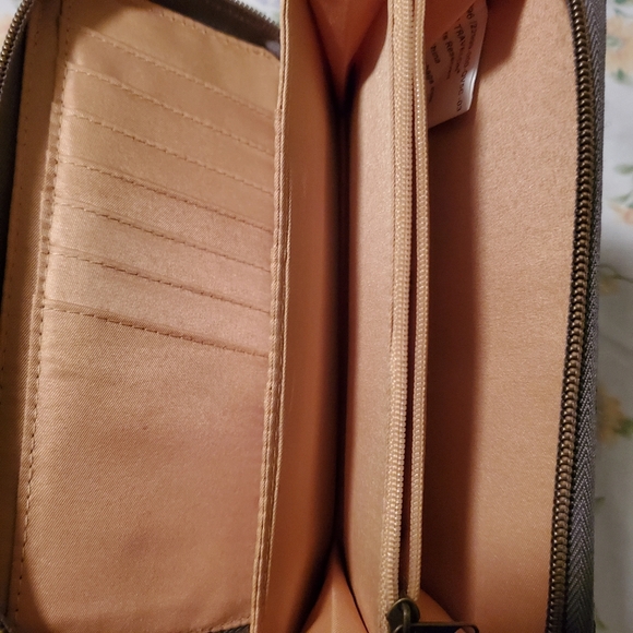 Travelon RFID Protection Gray Stone Wallet - Picture 3 of 8